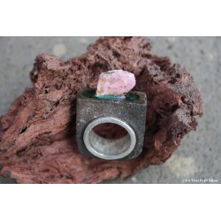 Bague en pierre de lave méaillée et argent, rubis brut et émeraude